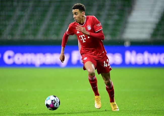 对伊藤雄彦这种传统的日本男人来说，他对纹付羽织袴的热爱，超过了英国贵族对定制西装的钟爱。